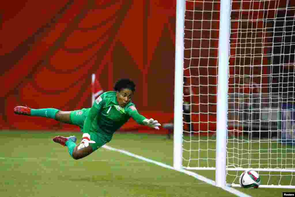 A guarda-redes brasileira Luciana (1) atira-se para a bola num jogo contra a Espanha durante a segunda metade de um jogo de futebol no Grupo E do Mundial Feminino da FIFA no Estádio Olímpico em Montreal, Quebec, 13 de Junho, 2015. (Foto por Jean-Yves Ahern - USA Today)