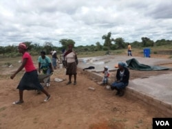 Abazali abasebenza esikolo seZibalongwe Secondary School eTsholotsho.