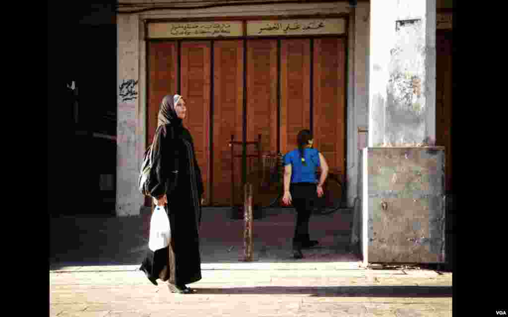 一位蒙着面纱的妇女走在大马士革老城街头。 (J. Weeks/VOA)