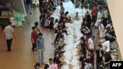 Hàng ngàn người tình nguyện cùng nhau đến sân bay Don Muang đóng gói những phẩm vật cứu trợ để gửi đến cho các cộng đồng bị ngập lụt, Thái Lan, 15/10/2011
