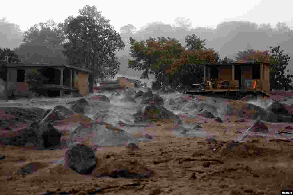 سنگ های آتشفشانی در اطراف خانه ها بر اثر فوران کوه آتشفشان در گواتمالا &nbsp;