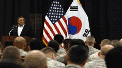 Міністр оборони США Леон Панетта (ліворуч) на зустрічі із американськими солдатами на військовій базі Йонгсан у Сеулі.