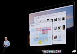 Craig Federighi, vicepresidente senior de Ingeniería de Software de Apple, habla durante un anuncio de nuevos productos en la Conferencia Mundial de Desarrolladores de Apple, el lunes 4 de junio de 2018 en San José, California (AP Photo / Marcio Jose Sanchez)