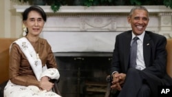 바락 오바마(오른쪽) 미국 대통령이 14일 백악관에서 아웅산수치 미얀마 국가자문역 겸 외무장관과 회동하고 있다.