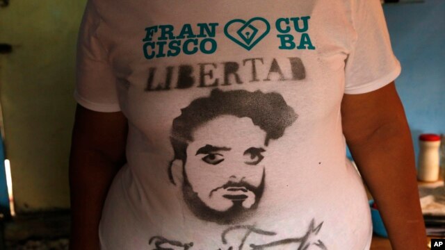 La madre de Danilo Maldonado usa una camiseta con la foto de su hijo como parte de la campaña para su liberación.