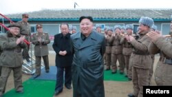 Lãnh tụ Triều Tiên Kim Jong Un giám sát một cuộc thử nghiệm cái gọi là "giàn phóng đa hỏa tiễn siêu lớn" trong một bức hình không đề ngày tháng do thông tấn xã Trung ương Triều Tiên (KCNA) cung cấp ngày 28 tháng 11, 2019.
