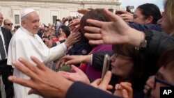 Paus Fransiskus menyapa para pengunjung di Vatikan hari Rabu (27/3) . 