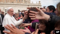 El papa Francisco saluda a los fieles al final de su audiencia general de los miércoles en la Plaza de San Pedro, en el Vaticano, el 27 de marzo de 2019.