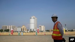 一名中國建築工人站在一帶一路工程項目斯里蘭卡科倫坡港口城工地上。 (2018年1月2日)