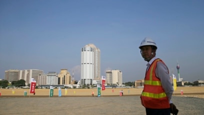 Công nhân xây dựng Trung Quốc xây dựng cảng Colombo, Sri Lanka, do Trung Quốc tài trợ trong khuôn khổ Sáng kiến Vành đai và Con đường (BRI) của Trung Quốc.