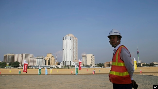 一名中国建筑工人站在一带一路工程项目斯里兰卡科伦坡港口城工地上。(2018年1月2日)