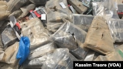 700kg de cannabis 700kg, 10kg d’héroïne, plus de cinq kg de cocaïne, plus de 500 kg de psychotropes, des centaines de kilo de produits pharmaceutiques contrefaites brûlées à Dio au Mali, 28 mars 2018. (VOA/Kassim Traore)