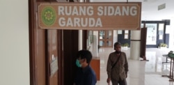 Pengunjung PN Tipikor Yogyakarta menjalankan protokol COVID-19. (Foto: VOA/ Nurhadi)
