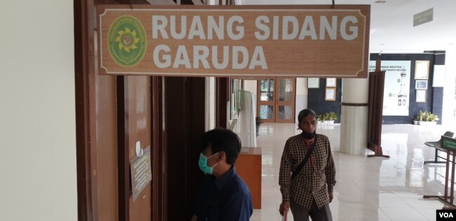 Pengunjung PN Tipikor Yogyakarta menjalankan protokol COVID-19. (Foto: VOA/ Nurhadi)