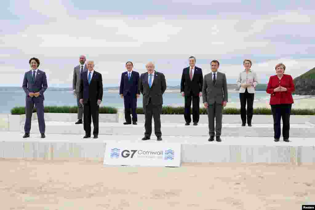 Globalni lideri poziraju za grupnu fotografiju na samitu G-7, u zalivu Karbis, na jugu Engleske. 11. juni, 2021. ( Foto: Petrik Semanski / Pool via Rojters )