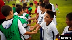 Enfants israéliens et palestiniens lors d'un programme de football du Centre Peres pour la Paix, dans le kibboutz de Dorot, le 1er septembre 2014.