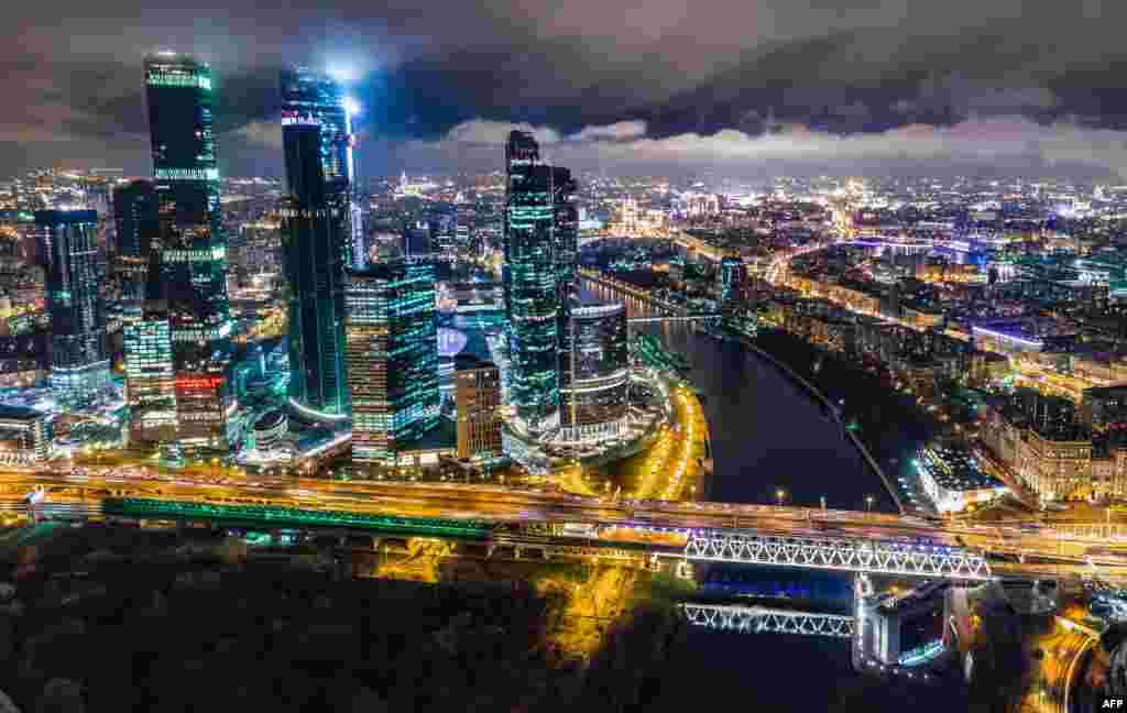 러시아 모스크바의 경제지구와 모스크바강의 밤 풍경을 무인기로 촬영했다.&nbsp;