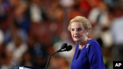 រូប​ឯកសារ៖ អតីត​​រដ្ឋមន្ត្រី​ការ​បរទេស​សហរដ្ឋ​អាមេរិក​លោកស្រី Madeleine Albright ថ្លែង​សុន្ទរកថា​ទៅ​កាន់​ហ្វូង​អ្នក​ចូលរួម​​ក្នុង​រូបថត​មិន​មាន​កាល​បរិច្ឆេទ​មួយ។ លោកស្រី​បាន​ទទួល​មរណភាព​កាល​​ពី​ថ្ងៃ​ទី​២៣ ខែ​មីនា ឆ្នាំ​២០២២។ (AP)