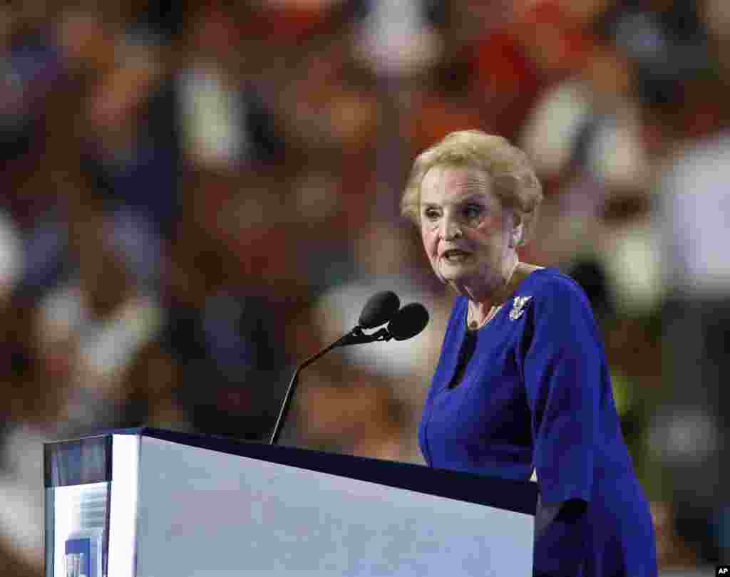 Mantan menteri luar negeri AS Madeleine Albright berbicara dalam hari kedua Konvensi Nasional Partai Demokrat di Philadelphia (26/7). (AP/Paul Sancya)
