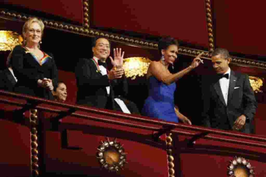 El presidente Barack Obama y Michelle Obama acompañados por la actriz Maryl Streep y el violonchelista Yo-Yo Ma, dos de los homenajeados en la trigésimo cuarta celebración anual de la entrega de premios del Kennedy Center.