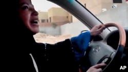 Seorang perempuan Arab Saudi mengemudikan mobilnya di Riyadh sebagai bagian dari kampanye untuk menentang larangna mengemudi bagi perempuan di negara itu. 