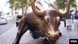 象征美国金融界的纽约华尔街附近的金牛塑像。（资料照）