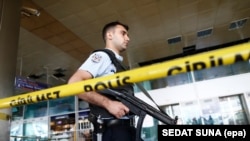 Un policier turc après un attentat à l'aéroport d'Istanbul, en Turquie, le 29 juin 2016.