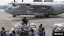 Cargueiro militar americano C-130 procedendo ao carregamento de ajuda de urgência em Manila para as vitimas do tufão Yolanda como é chamado nas Filipinas