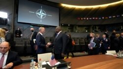로이드 오스틴(가운데)미 국방장관이 벨기에 브뤼셀 북대서양조약기구(NATO·나토) 국방장관 회의 현장에서 환담하고 있다.