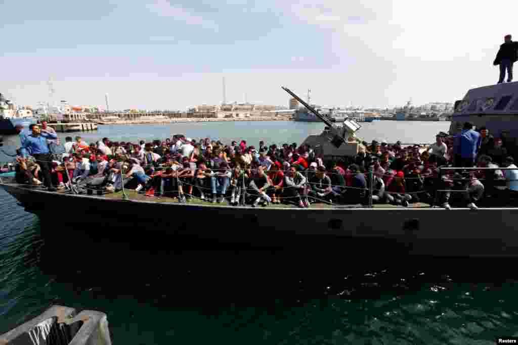 Para imigran tiba di pantai Tripoli setelah diselamatkan oleh penjaga pantai Libya.