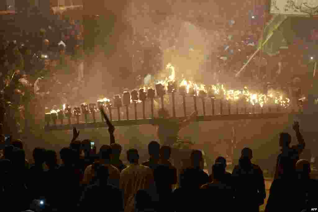 Warga Muslims Syiah Irak melakukan hari berkabung tradisional pada festival&nbsp;Ashura (memperingati wafatnya Imam Husein) di kota Najaf. 