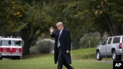 El presidente Donald Trump camina hacia el helicóptero Marine One para un viaje corto a la Base Aérea Andrews, en Maryland, de camino a un evento político en Columbia, Missouri, antes de las elecciones intermedias de la próxima semana. Noviembre 1, 2018.