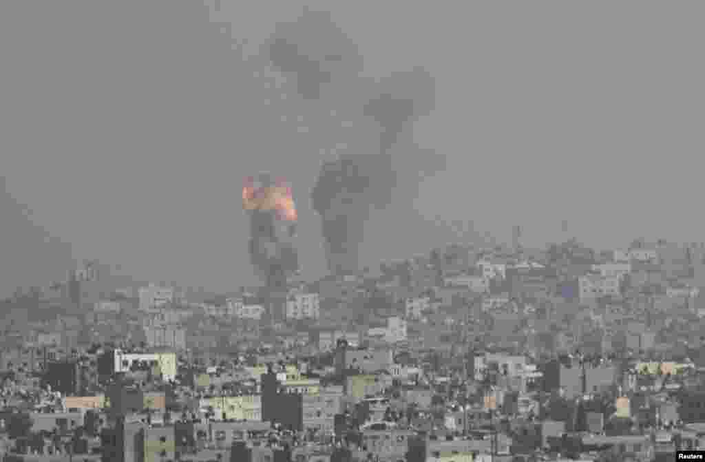 15일 이스라엘군의 공습으로 폭발과 화재가 발생한 가자지구