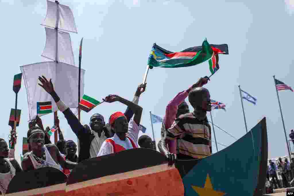 Dancers put on a short theatrical performance promoting unity in South Sudan and hope for a peaceful future in the war torn nation during celebrations marking three years of Independence in Juba, July 9, 2014. 
