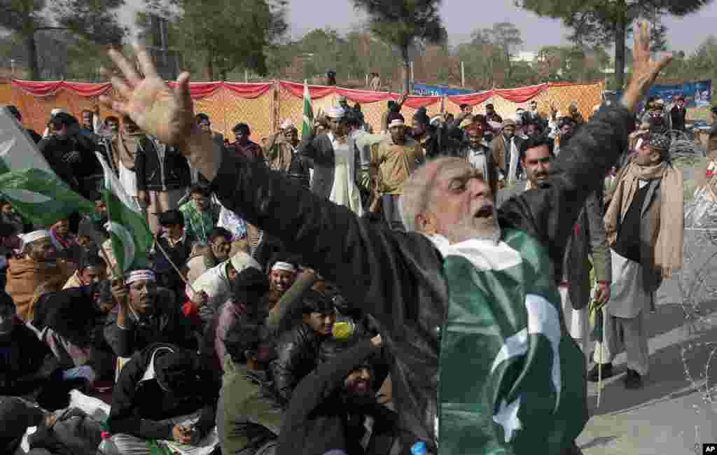 Supporters of cleric Tahirul Qadri chant anti-government slogans, Islamabad, Pakistan, January 14, 2013.