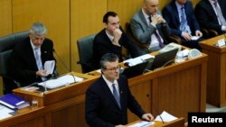پارلمان کرواسی پیشتر به نخست وزیر رای عدم اعتماد داده بود و اکنون با انحلال پارلمان، دولت نیز در آستانه سقوط قرار گرفته است.