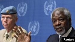 Joint Special Envoy of the United Nations and the Arab League for Syria Kofi Annan (R) gestures next to Major-General Robert Mood, head of the UN Supervision Mission in Syria during a news conference at the UN European headquarters in Geneva, June 22, 201
