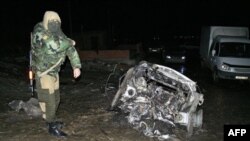 Сотрудник милиции производит осмотр места взрыва. Хасавюрт. Дагестан. 27 января 2011 года