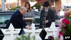 Donald Trump et son épouse, Melania Trump, le rabbin Jeffrey Myers, à la synagogue Tree Life, Pittsburgh, Pennsylvanie, le 30 octobre 2018