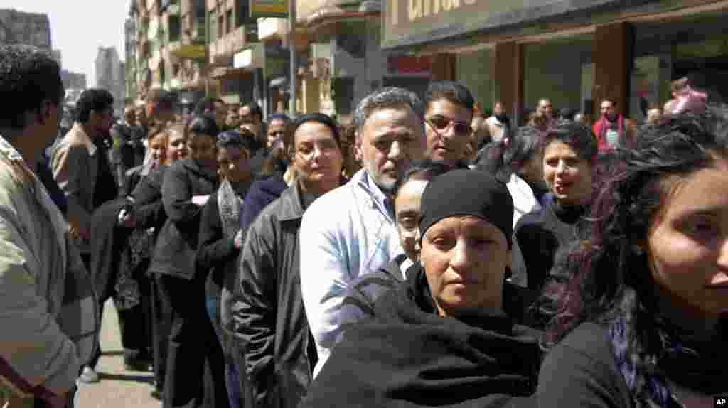 Mourners lined up for hours in Cairo to pay their last respects to the late Pope Shenouda. (VOA-E. Arrott)