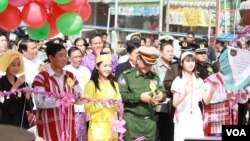 ျမ၀တီ-မဲေဆာက္ နယ္စပ္ဂိတ္ဖြင့္ပြဲအခမ္းအနား (ဓာတ္ပံု-ဗြီအိုေအျမန္မာပိုင္း) ၂၈ ၾသဂုတ္ ၂၀၁၃