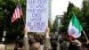 Sebuah kelompok pro imigran melakukan aksi unjuk rasa tandingan di depan unjuk rasa kelompok anti imigran di Portland, Oregon. (R. Taylor/VOA)
