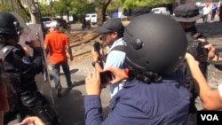 La policía antidisturbios se desplegó, mientras los manifestantes de la oposición se pronunciaron contra el gobierno.