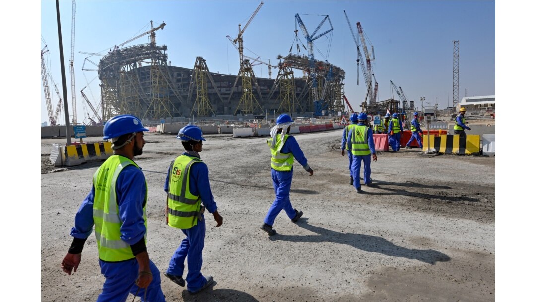 Pekerja konstruksi di Stadion Lusail Qatar, salah satu stadion Piala Dunia 2022 Qatar, sekitar 20 kilometer utara ibu kota Doha, 20 Desember 2019.