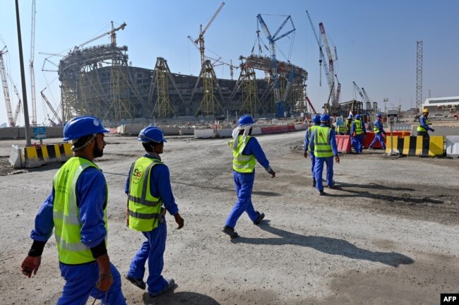 Pekerja konstruksi di Stadion Lusail Qatar, salah satu stadion Piala Dunia 2022 Qatar, sekitar 20 kilometer utara ibu kota Doha, 20 Desember 2019.
