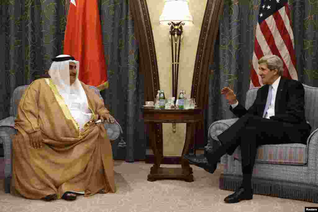 U.S. Secretary of State John Kerry (R) meets with Bahrain&#39;s Foreign Minister Sheikh Khalid al-Khalifa in Riyadh March 4, 2013.&nbsp;