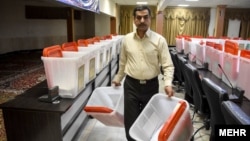 صندوق‌های خالی اخذ رأی پیش از برگزاری دور دوم انتخابات مجلس در سال ۹۵