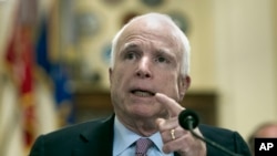 John McCain critica Trump