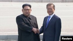 Lider Sjeverne Koreje Kim Džong Un i Južne Koreje Mun Džae-in srdačno su se rukovali u istorijskom susretu u Demilitarizovanoj zoni na granici između dvije zemlje.