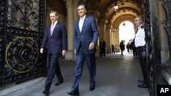 El candidato presidencial Mitt Romney aparece acompañado del parlamentario británico Jeremy Browne, en Londres.